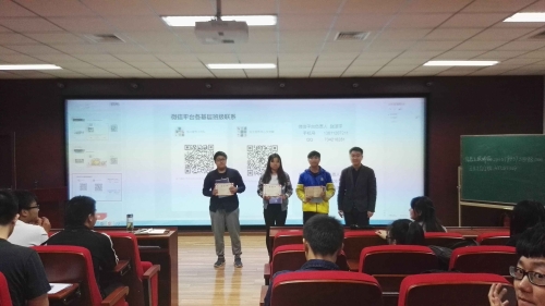 李老师和同学合影