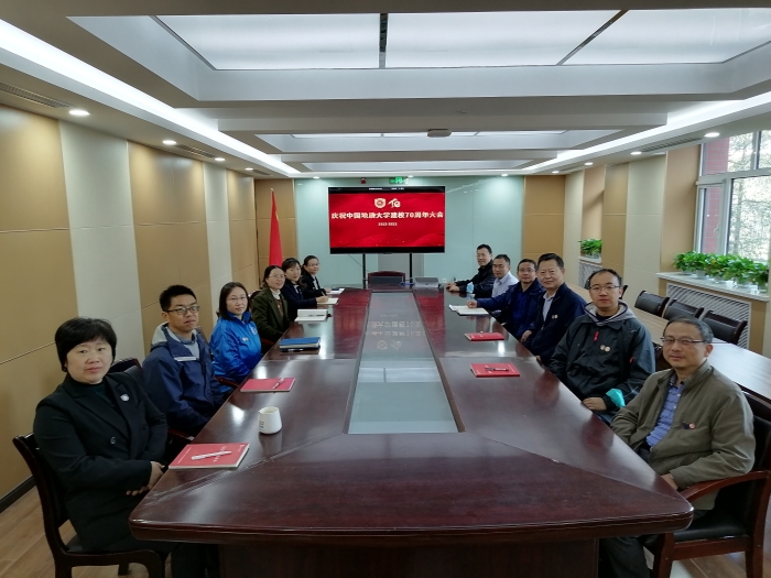 信息工程学院师生代表观看大会1